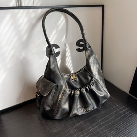 Resim Sonbahar ve Kış için Basit, Katı Siyah Vintage Tarzı Kadın Çantası, Günlük Kullanım, İşe Giderken ve Seyahat için Uygun Bir Tasarım İçerir, Geniş Omuz Çantası Kapasitesi ile. 