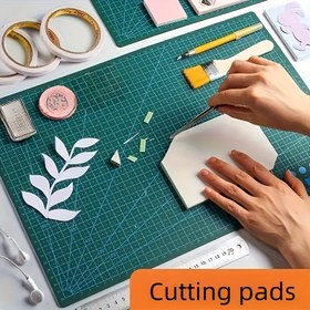 Resim 1 adet Dayanıklı PVC Kesme Matı, DIY El Sanatları için Çoklu Boyutlu (A3/A4/A5) Ölçüm Kılavuzları ile, Dikiş ve Deri Oyma için İdeal, Kendi Kendine Yapan El Sanatları Çalışma Padı, Rastgele Renk, Hassas Kesme Aracı Aksesuarı 