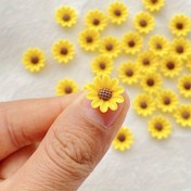 Resim 50/100 adet 1.0 cm / 0.39 in Canlı Karışık Reçine Mini Ayçiçeği Düz Arka Çiçek Figürleri Tırnak Sanatı, Düğün DIY, Scrapbooking ve Takı El Sanatları için 
