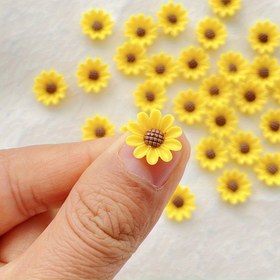 Resim 50/100 adet 1.0 cm / 0.39 in Canlı Karışık Reçine Mini Ayçiçeği Düz Arka Çiçek Figürleri Tırnak Sanatı, Düğün DIY, Scrapbooking ve Takı El Sanatları için 