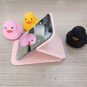 Resim 1 adet Şık Pembe Katlanabilir Mini Makyaj Aynası, PU Standı ile, Taşınabilir ve Elde Yıkanabilir, PVC Malzeme - Yurtlar ve Masaüstü Kullanımı için İdeal, Makyaj Aksesuarı, Kompakt Makyaj Aynası 