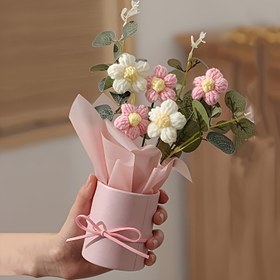 Resim El Yapımı Dantel Çiçek Buketi Pembe Vazo ile - 5 Dantel Çiçek, Kumaş, Sarma Kağıdı ve Dekoratif Eşarp içerir - Anneler Günü, Sevgililer Günü, Doğum Günü veya Yıldönümü Hediyeleri için Mükemmel - Bahar Ev Dekoru, Dantel Malzemeleri 