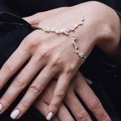 Resim Kadınlar için şık taşlı yaprak bileziği - Parlayan sentetik zirkonya düğün ve parti aksesuarı, ince yaprak deseni ile minimalist tasarım, düğünler, banketler ve resmi etkinlikler için mükemmel, düğün takıları, banket takıları, sofistike tarz, parlayan bilezik 