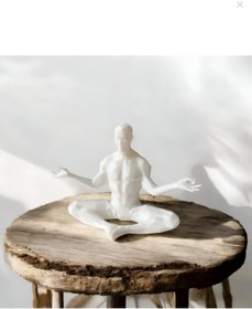 Resim Meditasyon Yapan Adam Figürü – Minimalist Dekoratif Heykel – Zen & İç Huzur Temalı Masaüstü Süsü (BİYOPLASTİK) 