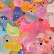 Resim 100 Adet Karanlıkta Parlayan Mini Ördek Figürleri - Partiler, Oyuncak Evler, Ofisler ve Akvaryumlar için Çok Yönlü Reçine Dekor 