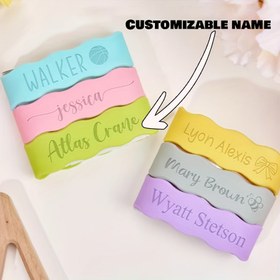 Resim Çocuklar için kişiselleştirilebilir isim etiketli silikon su şişesi bantları, kaymaz, tekrar kullanılabilir, okul, kreş, yaz kampı için elastik tanımlayıcı - Gıda sınıfı, evrensel uyum aksesuarları 