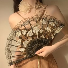 Resim Gül Çiçeği ve Makrame Tasarımlı Vintage Dantel Katlanır Yelpaze, Romantik Şeffaf Tül Kumaş Krem & Siyah Renklerde, Zarif Çiçek Nakışı, Altın Tonlu Metal Ayrıntılar, Kurdele Bağlama - Düğünler, Dans Performansları, Fotoğrafçılık Aksesuarları ve Akşam Etkinlikleri İçin Mükemmel 
