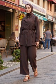 Resim adamila Kadın Kahverengi Tesettür İkili Takım Omuz Detaylı Kuşaklı Oversize Rahat Kesim Günlük Klasik Komb 