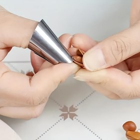 Resim Sebze Toplama, Sarımsak Soyulması & Edamame Sıkma için 4'lü Demir Parmak Kapakları - Koruyucu Başparmak Bıçak Parmak Koruyucuları, Demir Çiviler, Parmak Koruyucu 