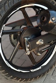 Resim Banxtre TVS Raider için Beyaz Renk İnce Şeritli Raider Yazılı Jant Şeridi Sticker Seti 