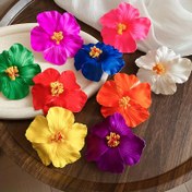 Resim Bahar ve Yaz Tatilleri İçin Renkli Sahte Hibiskus Çiçeği Saç Tokası. 