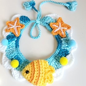 Resim El Yapımı Sevimli Tığ İşi Kedi ve Köpek Atkısı, Pembe Fiyonk, Tavşan Kulakları ve Kiraz Aksesuarları ile – Hafif, Şık ve Her Mevsim İçin Mükemmel – Küçükten Büyük Evcil Hayvanlara Uygun 