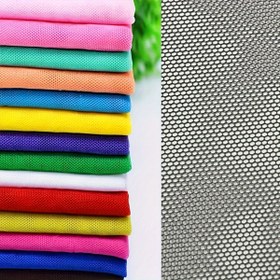 Resim 20 farklı renkte yumuşak dekoratif tül mesh kumaş, eğimler, peruklar ve başlıklar için ideal. Tek veya iki metrekadardır. 