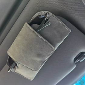 Resim Araba Güneşlik Gözlük Tutucu Klipsi - PU Deri Moda Gözlük Saklama Organizatörü, Güvenli Tutuşlu Ergonomik Tasarım, Kapı Arkası/Güneşliği İçin Çizik Dirençli & Kolay Erişimli Araç İçi Aksesuar, Dayanıklı Yapı 