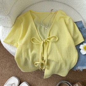 Resim Kadınlar İçin Açık Sarı Ön Bağcıklı Kısa Kollu Üst - Şık ve Eğlenceli Yazlık Plaj Bluzu, Orta Esneklikte Düz Renk Günlük Gömlek, Tatil, Gündelik Geziler ve Sıcak Hava Giyimi, Kadın Tarzı, Elastik Kumaş, Tatil Gardırop 