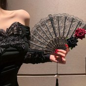 Resim Vintage Çin Hanfu Dantel Katlanır Yelpaze | Kırmızı Gül Vurgulu Çiçek Deseni | Şık Siyah ve Beyaz | Kadınlar İçin Geleneksel El Aksesuarı | Güç Gerektirmez | Dans ve Günlük Kullanım için İdeal, Geleneksel Dans Aksesuarı | Zarif Aksesuar | Detaylar 