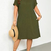 Resim Kadınların Büyük Beden Yazlık Düz Renk Diz Boyu Elbisesi, Kısa Kollu ve Yuvarlak Yaka ile. 
