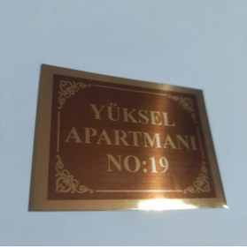 Resim yüksel34 Apartman Kapı İsimliği Aynalı Gold Levhaya Kahverengi zeminli 19x26cm ölçüsünde 