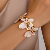 Resim Kadınlar için Vintage Şık Çiçekli Emaye Açık Bilezik - Altın Tonlu Metal Beyaz & Pembe Çiçek Tasarımı, Günlük Kullanım ve Partiler İçin Çok Yönlü, Yıl Boyu Takı Aksesuarı, Sevimli Bileklikler, Parti Aksesuarları, Detaylı İşçilik 