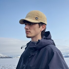Resim Erkekler için kısa kenarlı bir beyzbol şapkası, rahat düz renk, unisex vintage tarz, çok yönlü küçük kenarlı şapka, sokak giyim hip-hop trendi şapka. 