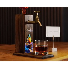 Resim Bk Gift Kişiye Özel Kabartma İsimli Tarihli Pirates Ship Tasarımlı Musluklu Ceviz Ahşap Şarap Standı-9, Viski Çeşmesi, Babaya Hediye, İçecek Dispenser 