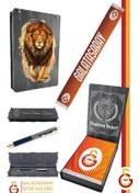 Resim Galatasaray Lisanslı Çift Yön Baskılı Şal Kaşkol Atkı Ve Hybrit Tükenmez Kalem Set Aslan Baskılı Ahşap Kutulu Sarı - Kırmızı 