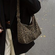 Resim Kadın Retro Leopar Desenli Omuz Çantası - Ayarlanabilir Askılı, Geniş Kapasiteli Fermuar Kapanışı, Kahve ve Kahverengi Renk Seçenekleri ile Günlük ve Resmi Kıyafetler için, Omuz Çantası, Çok Yönlü Moda Aksesuarı, Dayanıklı Kumaş 