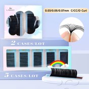 Resim Bir Hediye Kutusu İçinde Eyelash Trays Seti, 2 veya 5 Tray Seçeneğiyle, Kore PBT Fiberden Yapılmış Doğal Mat Siyah Kirpikler ile. Bu Çoklu Paket Bireysel Uzatmalar İçerir, Mink Kirpiklerle Çeşitli Kalınlıklar 0.03, 0.05 ve 0.18 cm C, CC ve D Kıvrımlarını Sunar. 