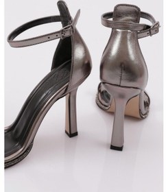 Resim Dgn 2025 Kadin Kalin Bantli Silver Taş Detayli Bilekten Kemer Bağlamali Arkasi Kapali Topuklu Sandalet 2025-2219-R13773 Platin 