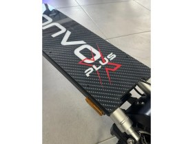 Resim Bisiklet Dünyam Onvo 12X Plus Karbon Desenli Elektrikli Scooter Pleksi Tabanlık Delikli Deck 3mm Kırmızı 