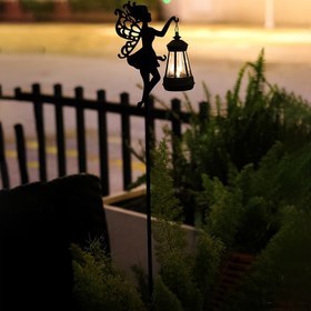 Resim Güneş Enerjili Peri Silueti Feneri - Kandil ve Fener Tasarımı ile Şık Melek, Bahçe, Veranda, Güverte, Yürüyüş Yolu Dekorasyonu için İdeal, Dört Mevsim Ortam Aydınlatması, Metalik Kaplama, Yürüyüş Yolu Dekorasyonu | Peri Masalı Dekoru | Güneş Enerjili Fener 