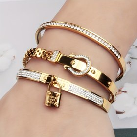 Resim Üç şık ve zarif takı hediyesi seti, zirkonyalı bir kadınlara uygun paslanmaz çelik bilezik, küçük kilitleme aksesuarları ve saat tokası ile parti ve festivaller için mükemmel. 