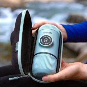 Resim Buz Mavisi El Tipi Espresso Makinesi, Pratik ve Şık Kahve Keyfi 