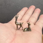 Resim 2 Adet Zarif Vintage Pirinç Geyik Figürleri - Rustik Çekicilik ve Hasarlı Bitiş ile Ev, Mobilya & Peyzaj Dekorasyonu için Şık Minyatür Süsler - Her Odaya Capricious Dokunuş Eklemek İçin Mükemmel 