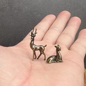 Resim 2 Adet Zarif Vintage Pirinç Geyik Figürleri - Rustik Çekicilik ve Hasarlı Bitiş ile Ev, Mobilya & Peyzaj Dekorasyonu için Şık Minyatür Süsler - Her Odaya Capricious Dokunuş Eklemek İçin Mükemmel 