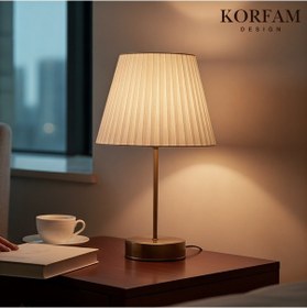 Resim Beyaz Keten Kumaş Başlıklı Metal Gövdeli Abajur Çok Renkli 