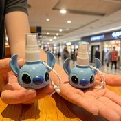 Resim 1 Disney Stitch Seyahat Sprey Şişesi - Örgülü Kulp Tutmaçlı Sevimli Taşınabilir Kozmetik Sprey, Kadınlar ve Kızlar İçin Kompakt, Moda Aksesuarı, Karikatür Karakter Tasarımı, Kullanıcı Dostu Tasarım 