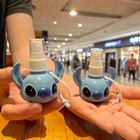 Resim 1 Disney Stitch Seyahat Sprey Şişesi - Örgülü Kulp Tutmaçlı Sevimli Taşınabilir Kozmetik Sprey, Kadınlar ve Kızlar İçin Kompakt, Moda Aksesuarı, Karikatür Karakter Tasarımı, Kullanıcı Dostu Tasarım 
