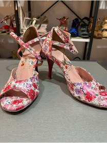 Resim bitangosu “Flor de Pasión” – Kırmızı Çiçek Desenli 8,5 cm 13 Pont Tango Dans ve Salon Ayakkabısı 