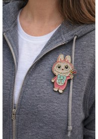 Resim Pembe Sevimli Figürlü Metal Rozet Çiçek Detaylı Karakter Çanta Aksesuarı Pin Gri 