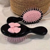 Resim 1 adet Sevimli Kurdele Mini Saç Fırçası - Hava Torbası, ABS Plastik Sap ve Bristles ile Taşınabilir Katlanabilir Pad, Normal Saç Stilini Kesmek İçin, Masaj Saç Fırçası, Pembe Kurdele Tasarımı, Saç Stil Aracı, Oynayıcı Estetik, Yumuşak Yastıklı Tutma Kavrama 