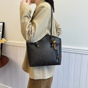 Resim Bu Yeni Klasik ve Şık Kadın El Çantası, Tatillerde Arkadaşlar ve Aileler için Harika Bir Hediye Olarak Görünebilir. Elde Taşınabilir veya Sabit Omuz Askısı ile Giyilebilir. Trendy Tasarım, Dışarı Çıkışlar için Mükemmel ve Günlük Gereksinimler için Uygun Bir İç Mekan Sağlar. 