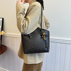 Resim Bu Yeni Klasik ve Şık Kadın El Çantası, Tatillerde Arkadaşlar ve Aileler için Harika Bir Hediye Olarak Görünebilir. Elde Taşınabilir veya Sabit Omuz Askısı ile Giyilebilir. Trendy Tasarım, Dışarı Çıkışlar için Mükemmel ve Günlük Gereksinimler için Uygun Bir İç Mekan Sağlar. 