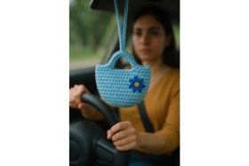 Resim Amigurumi Araba Dikiz Aynası Süsü & Anahtarlık & Çanta Askısı – % 100 El Örgüsü Mavi Çanta 
