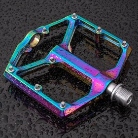 Resim Reflektörlü Geniş Platform Bisiklet Pedalları - Dağ, BMX, Yol Bisikletleri için Renkli Iridescent MTB Pedallar - Dayanıklı Metal Yapı, Güvenli Vida Bağlantısı, Çoklu Bisiklet Kullanımı, Bisiklet Aksesuarları, Günlük Konfor 