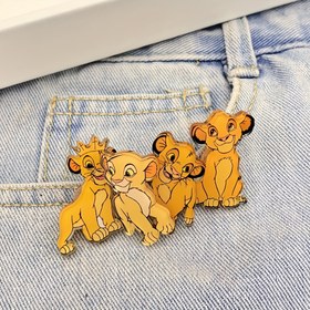 Resim Bu bir set leon kralı çizgi film düğmeleri, yaratıcı simba enamel düğmeleri ve akrilik baskıları içerir, takı, kıyafet veya sırt çantası aksesuarları olarak kullanılabilir, arkadaş için harika bir hediye 
