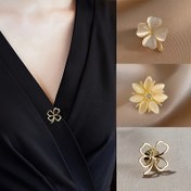 Resim Şık Kadın Çiçek Broşu - Altın Tonlu Metal, Beyaz Emaye Yapraklar ve Merkez, Zarif Yonca Tasarımı Gömlekler, Elbiseler, Ceketler için - Günlük ve Özel Gün Aksesuarı, Gömlek Süsü, Klasik İşçilik, Kedi Gözü Taşı Detayı 