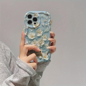 Resim Mavi bir arka plan ile beyaz floral rölyef desenleri, iPhone modelleri 16, 15, 14, 13, 12, 11, 7, 8, X ve XS için özel olarak tasarlandı. Bu telefon kılıfı şık, trend ve lekelere karşı dayanıklı, mükemmel bir seçim. 