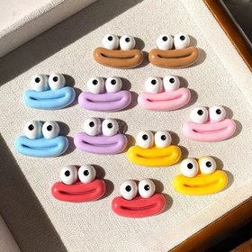 Resim 20 adet Şirin Komik Orta Boy Sucuk Ağız Büyük Göz Kurbağa Reçine Tılsımları DIY Dekoratif Takı Aksesuarları için 