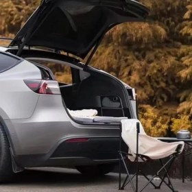 Resim Die Grup Tesla Model Y Legacy ile Uyumlu Temaı 16L Kapasiteli Mini Buzdolabı, Çift Bölmeli Soğutma ve Dondurma Özellikli, LED Ekranlı 